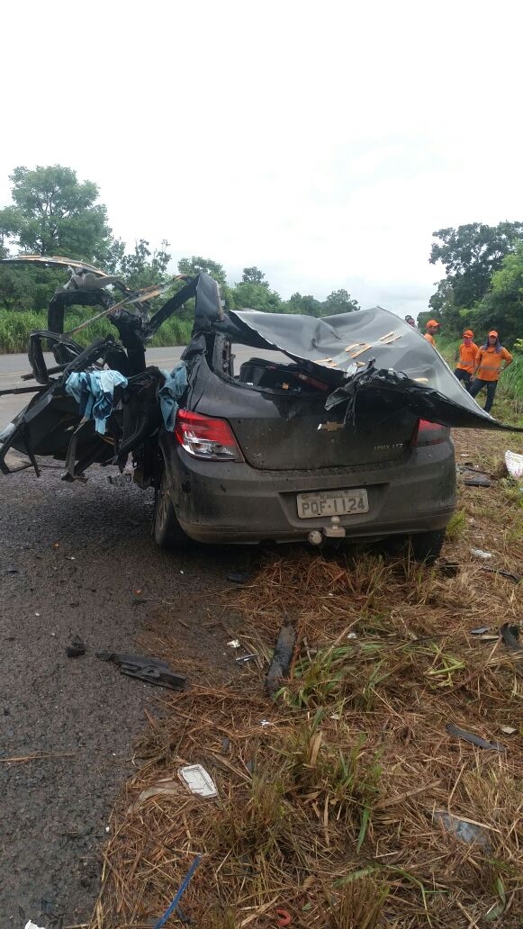 Caminhoneiro morre após bater de frente com carreta na BR-452 em Itumbiara