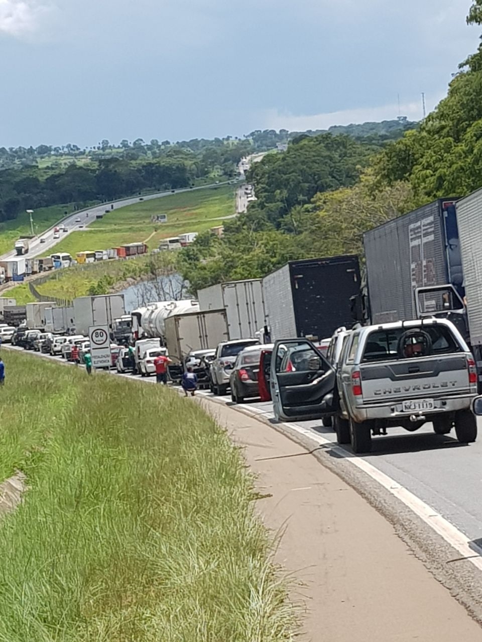 Acidente entre carro e carreta mata condutor e deixa quatro feridos na BR-060 em Goiás