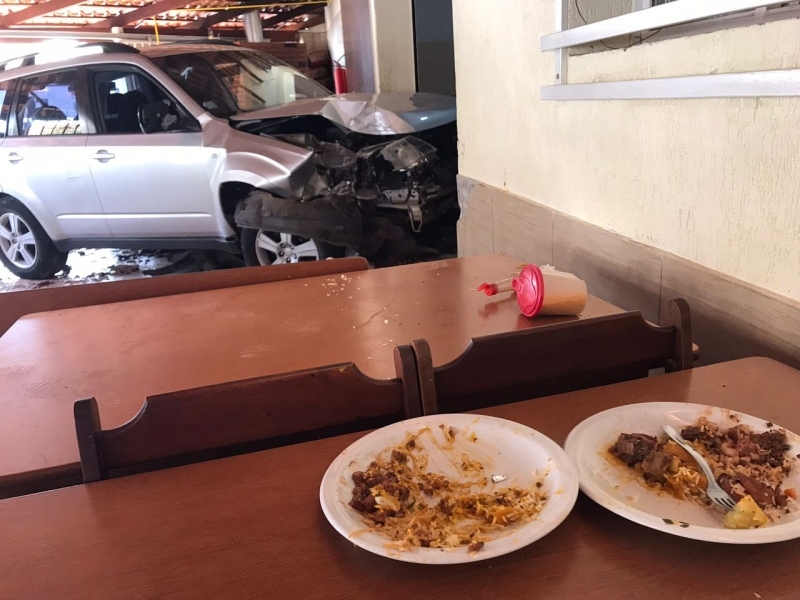 Após bater o carro, motorista perde controle da direção e invade restaurante no Centro de Goiânia