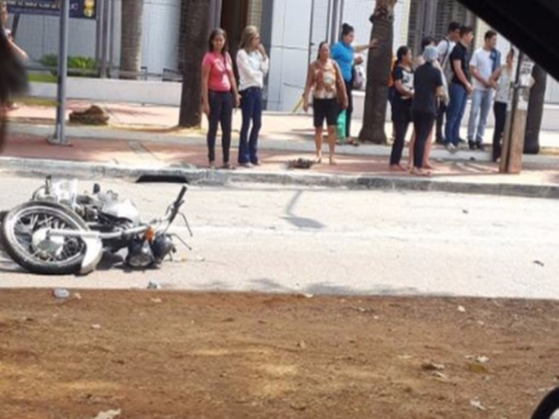 Após colisão com carro, motociclista tem perna amputada em acidente no Jardim Goiás