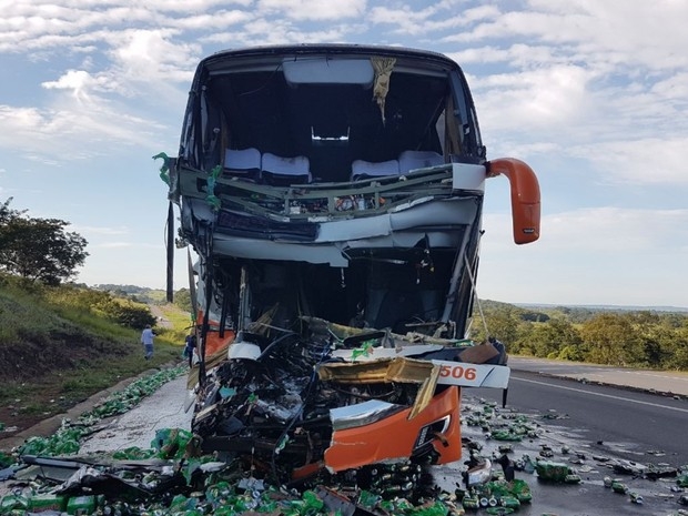 Batida entre ônibus e carreta mata casal de idosos e deixa 28 feridos em Goiás