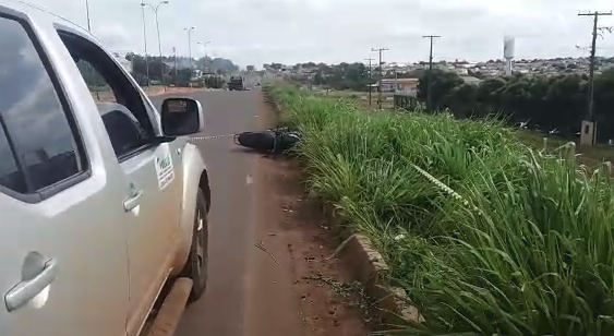 Motociclista morre após colidir na traseira de uma caminhonete