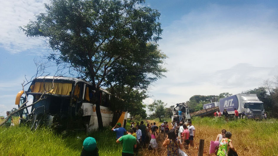 Acidente grave entre ônibus e caminhão na GO-156