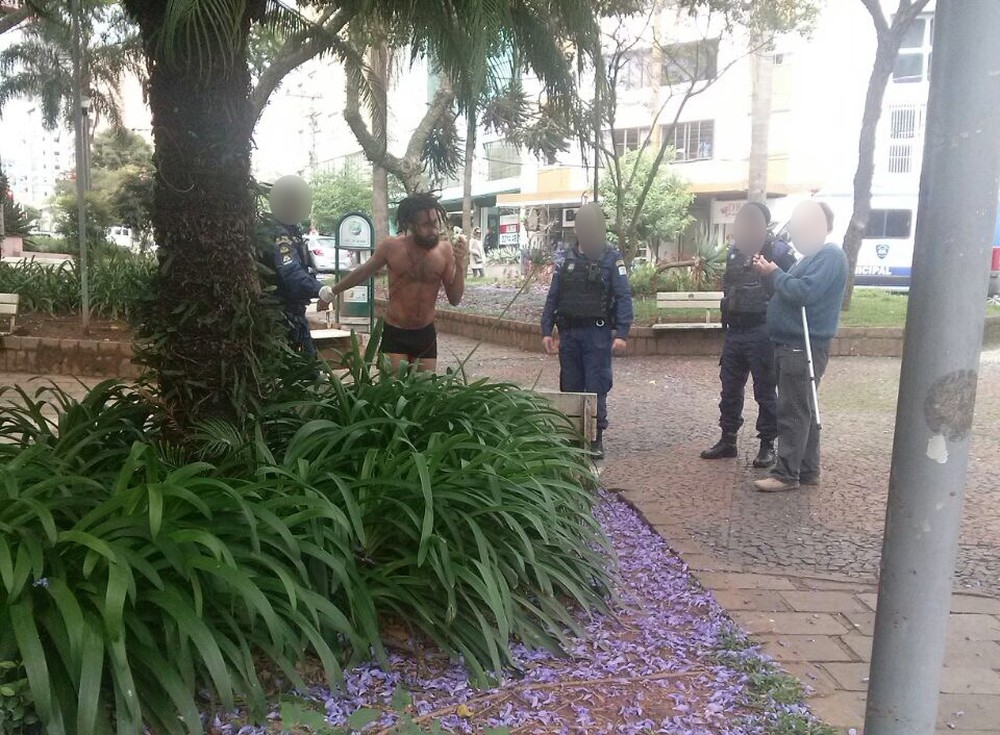 Bailarino é colocado em camisa de força durante performance