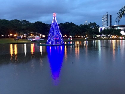 Parque Vaca Brava ganha Árvore de Natal de 14 metros e feita com 60 mil garrafas pet