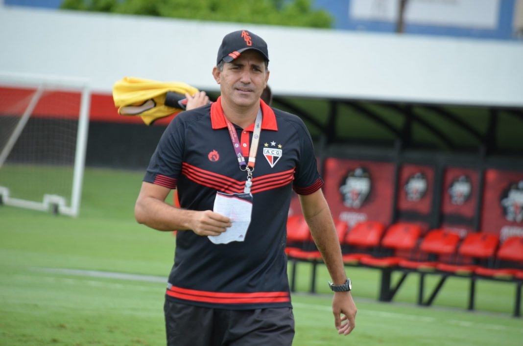 Atlético pretende contratar técnico antes da retoma do Brasileirão