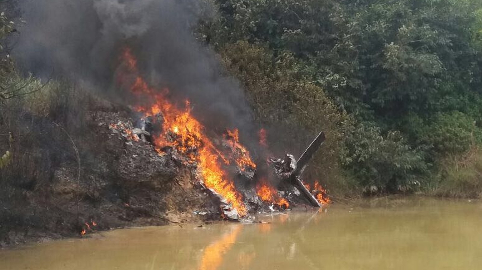 Três pessoas morrem após queda de avião