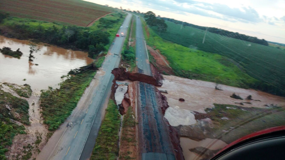 Agetop realiza perícia de pista inundada por barragem; veja vídeo