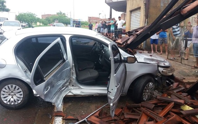 Acidente entre dois carros mata jovem e deixa feridos no Jardim Balneário Meia Ponte