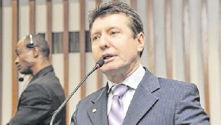 Maioria governista derruba requerimento de líder peemedebista