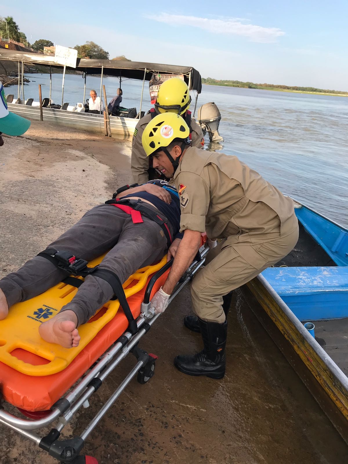 Bombeiros de Aruanã resgatam turista vítima de AVC na Praia do Cavalo