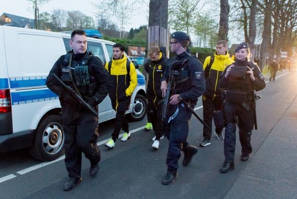 Explosão no ônibus do Borussia Dortmund deixa jogador ferido na Alemanha