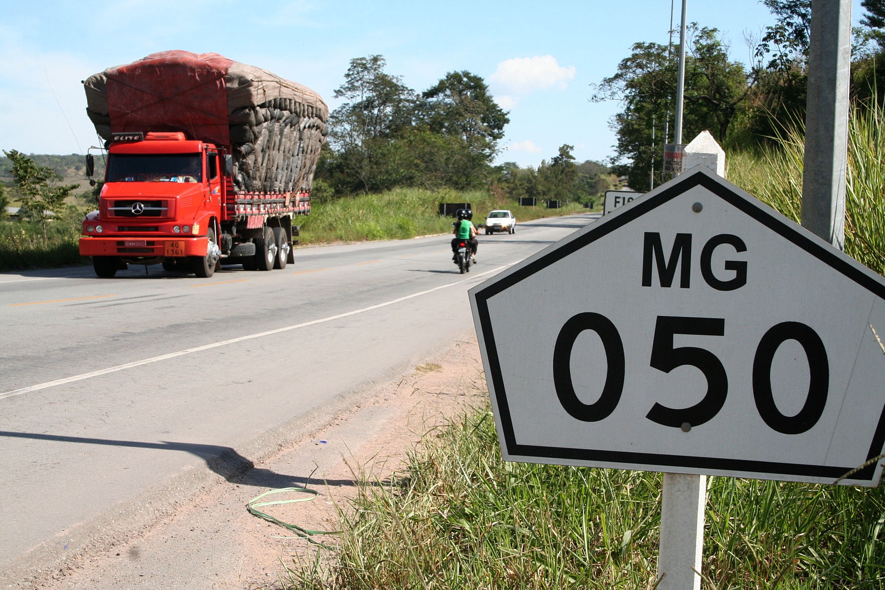 Assalto a ônibus deixa passageiro baleado na BR-050 em Minas Gerais