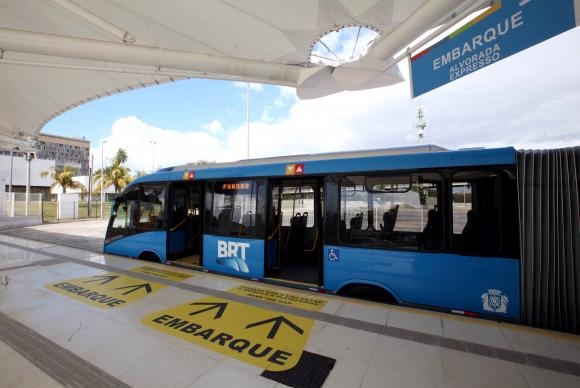 Policial Militar é esfaqueada durante assalto em BRT no Rio