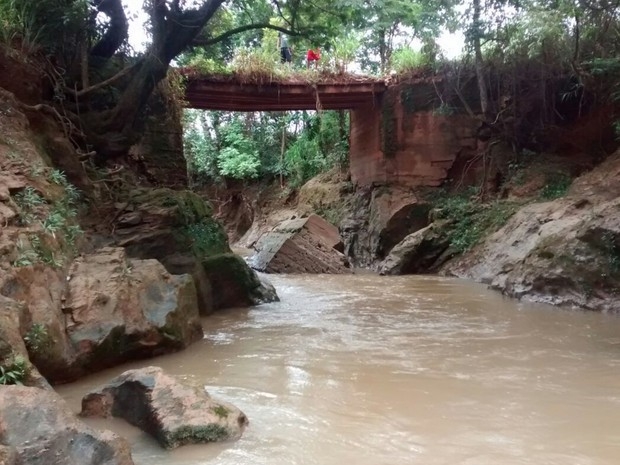 Jovem morre ao cair de ponte enquanto fazia trilha