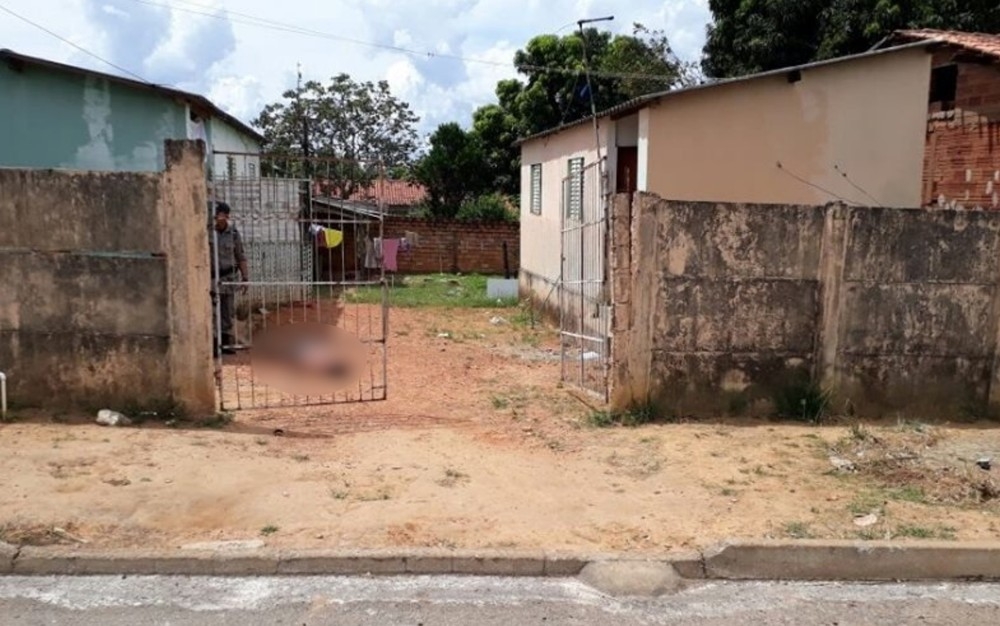 Câmera flagra momento em que criminosos assaltam posto de combustível