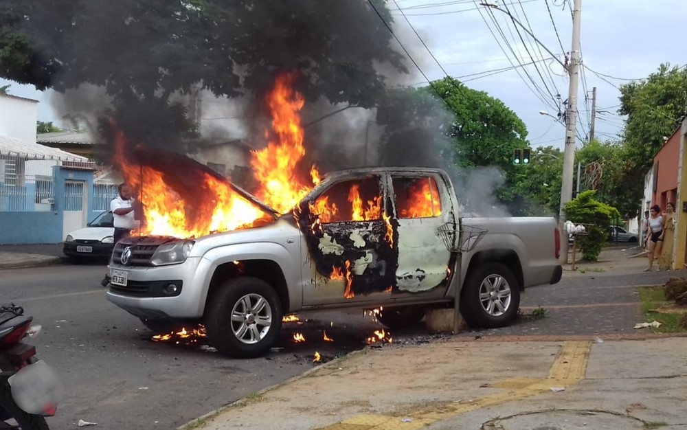 Acidente mata três pessoas e deixa caminhonete destruída