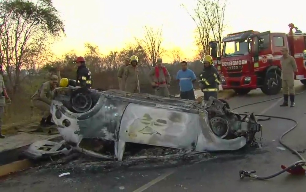 Passageiro morre carbonizado após carro capotar e pegar fogo em Aparecida