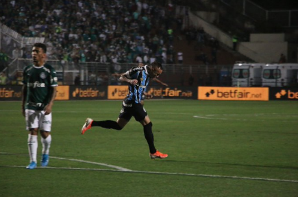 Com quatro minutos Grêmio vira e elimina Palmeiras da Copa Libertadores da América