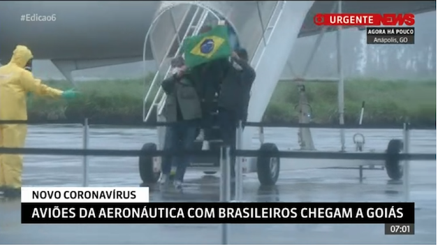 Brasileiros resgatados na China chegam à Base Aérea de Anápolis (GO)