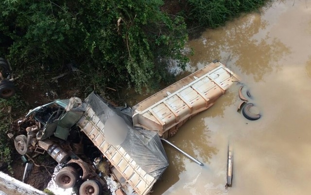 Motorista embriagado fica ferido após cair com carreta de ponte na BR-153