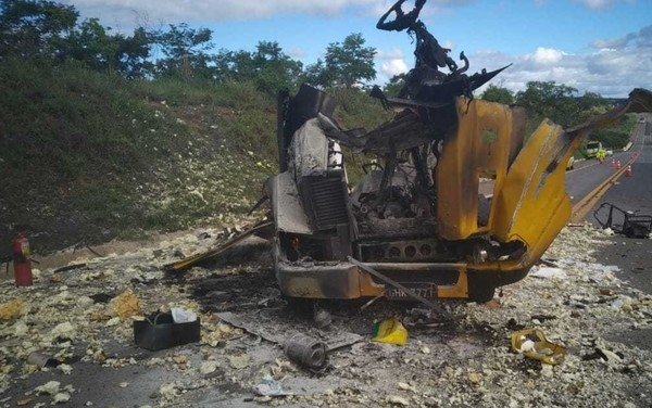 Criminosos explodem carro-forte na BR-040, em Cristalina