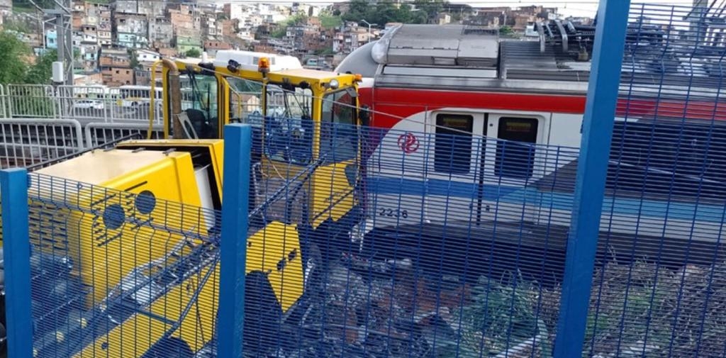 Trens de metrô descarrilam após um deles bater em caminhão