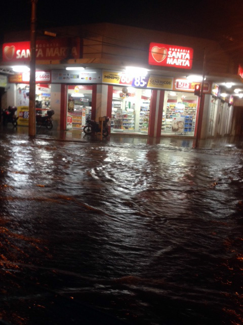 Chuva  Centro de Goiânia: lago em pleno asfalto