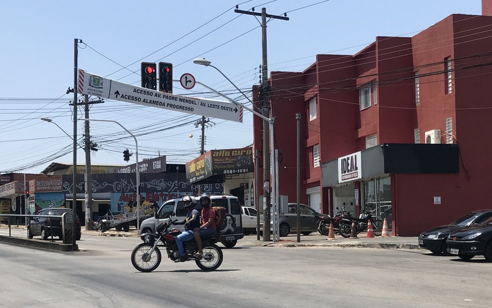 Motoristas ainda ficam confusos com mudanças feitas no trânsito do Setor Aeroviário — Foto: Vitor Santana/G1