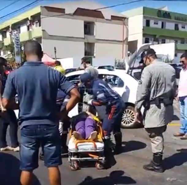 Batida entre dois carros deixa duas pessoas feridas no Setor Bueno