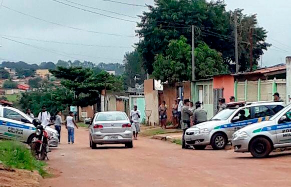 Entregador é morto a tiros na frente da esposa e dos filhos em Goiânia