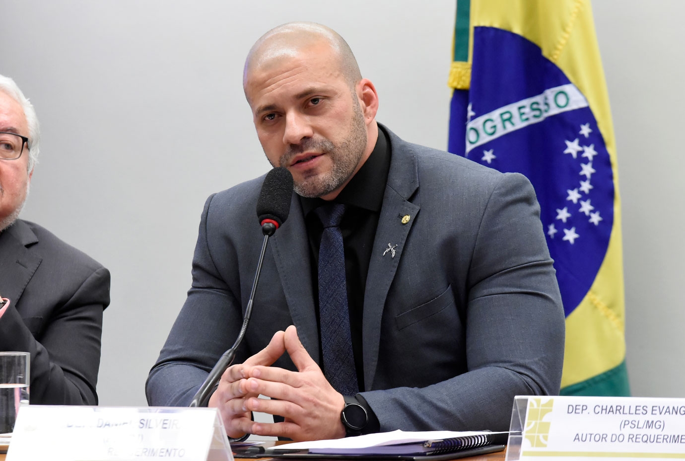 Ministro do STF autoriza prisão domiciliar para deputado Daniel Silveira