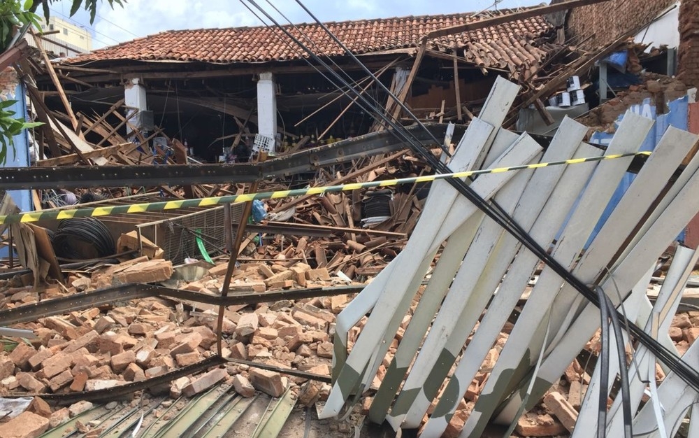 Prédio comercial desaba em Goiânia