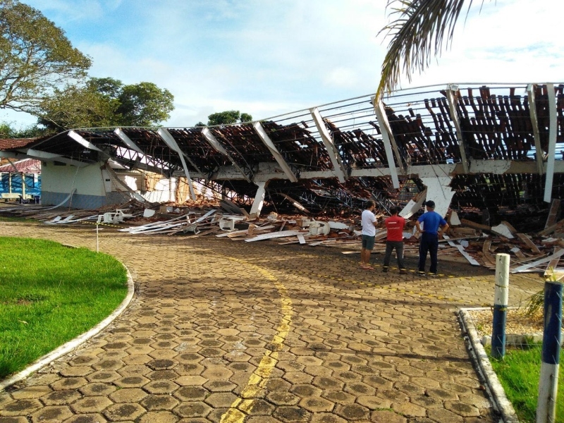 Parte do telhado da sede da AABB de Itapuranga desaba após forte chuva