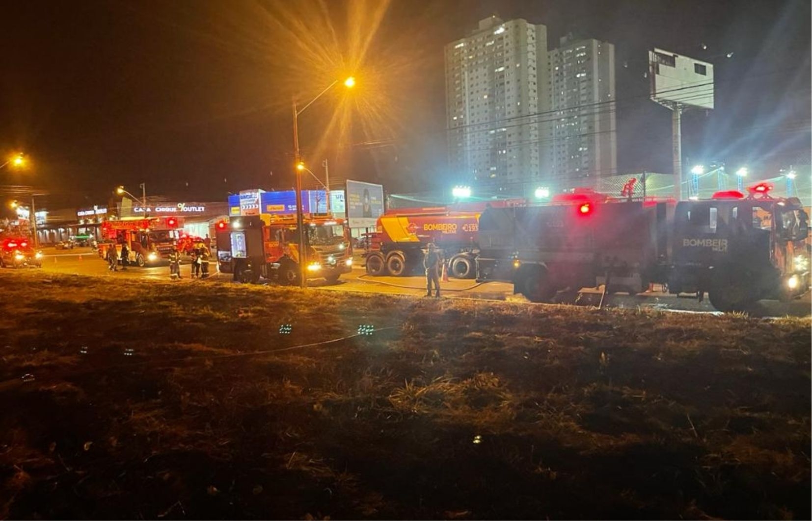 Incêndio atinge galpão de empresa de comunicação visual