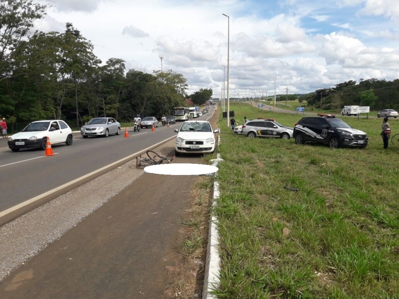 Motociclista morre após bater contra poste em Goiânia