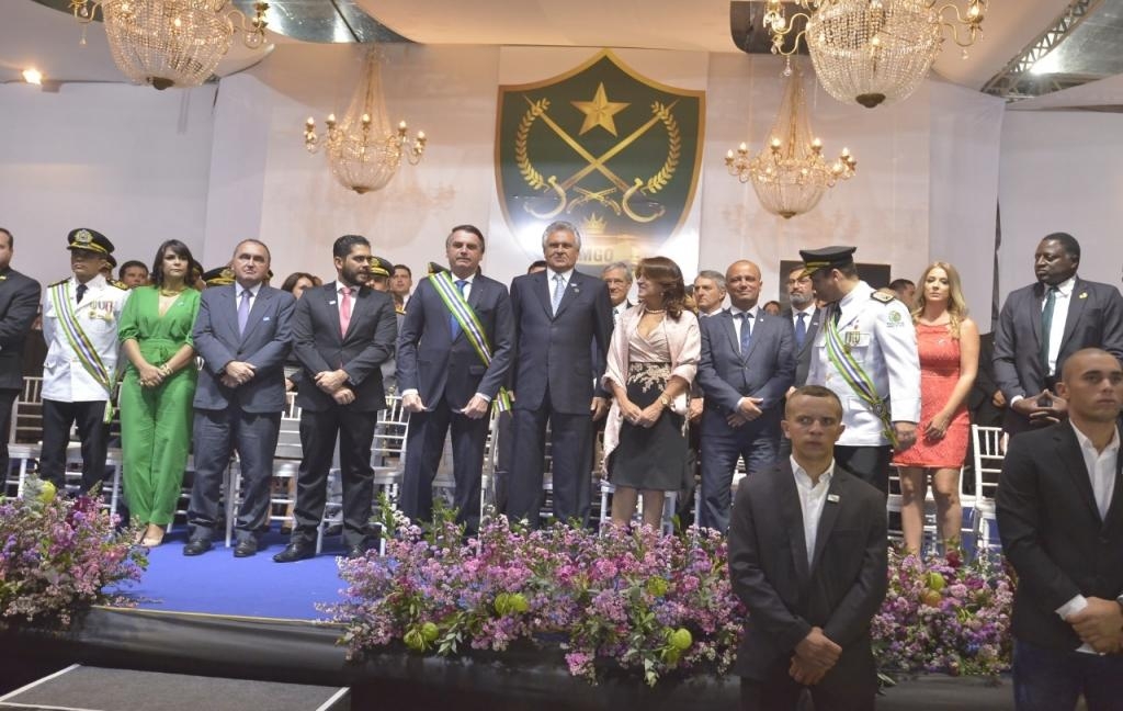 Diante de Jair Bolsonaro, deputados recebem medalha do Mérito Tiradentes