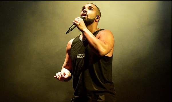 Drake interrompe show para dar aviso a rapaz que assediava mulheres na plateia