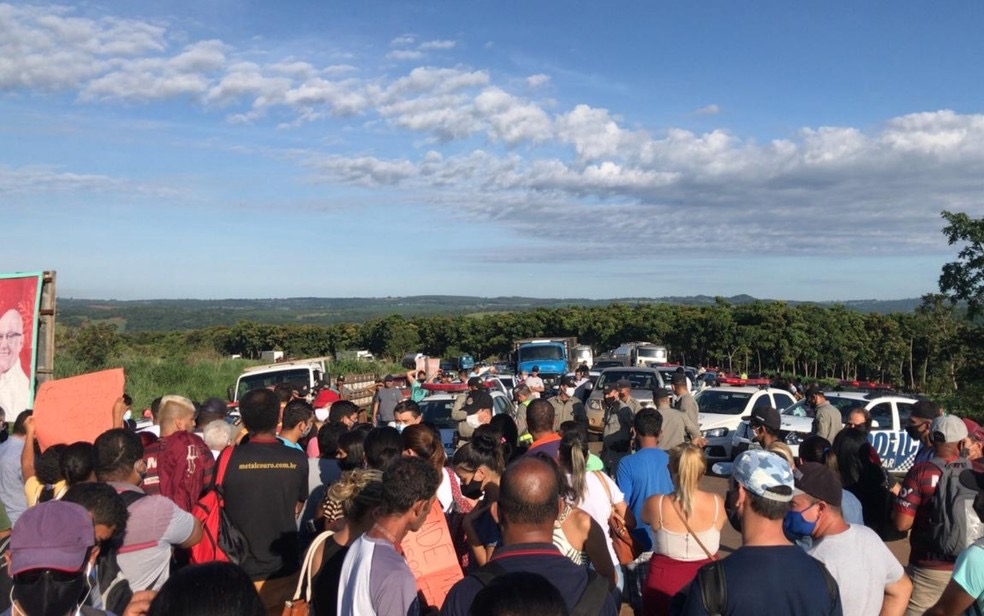 Passageiros protestam por falta de ônibus em Bonfinópolis