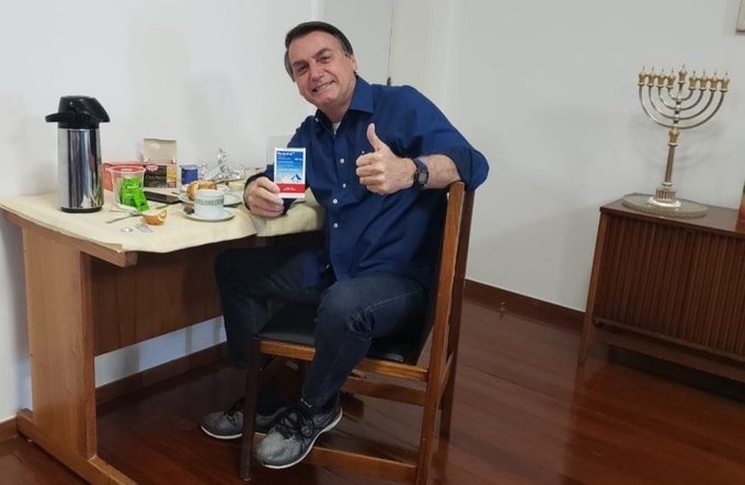 Bolsonaro encontra seguidores após anúncio de teste negativo