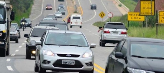 Motoristas não podem receber multas por farol apagado em perímetro urbano nas rodovias