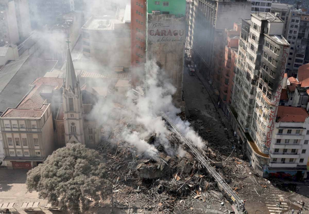 Bombeiros encontram corpo no edifício que desabou em SP