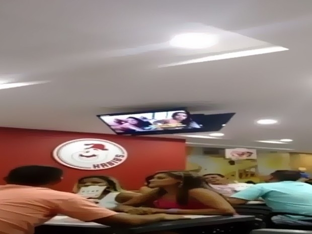 Cliente filma vídeo pornô exibido em TV de lanchonete