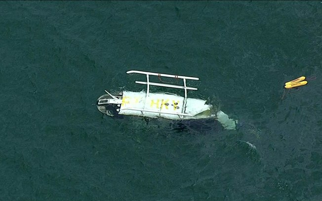 Helicóptero cai no mar da Barra da Tijuca deixando um morto e três feridos