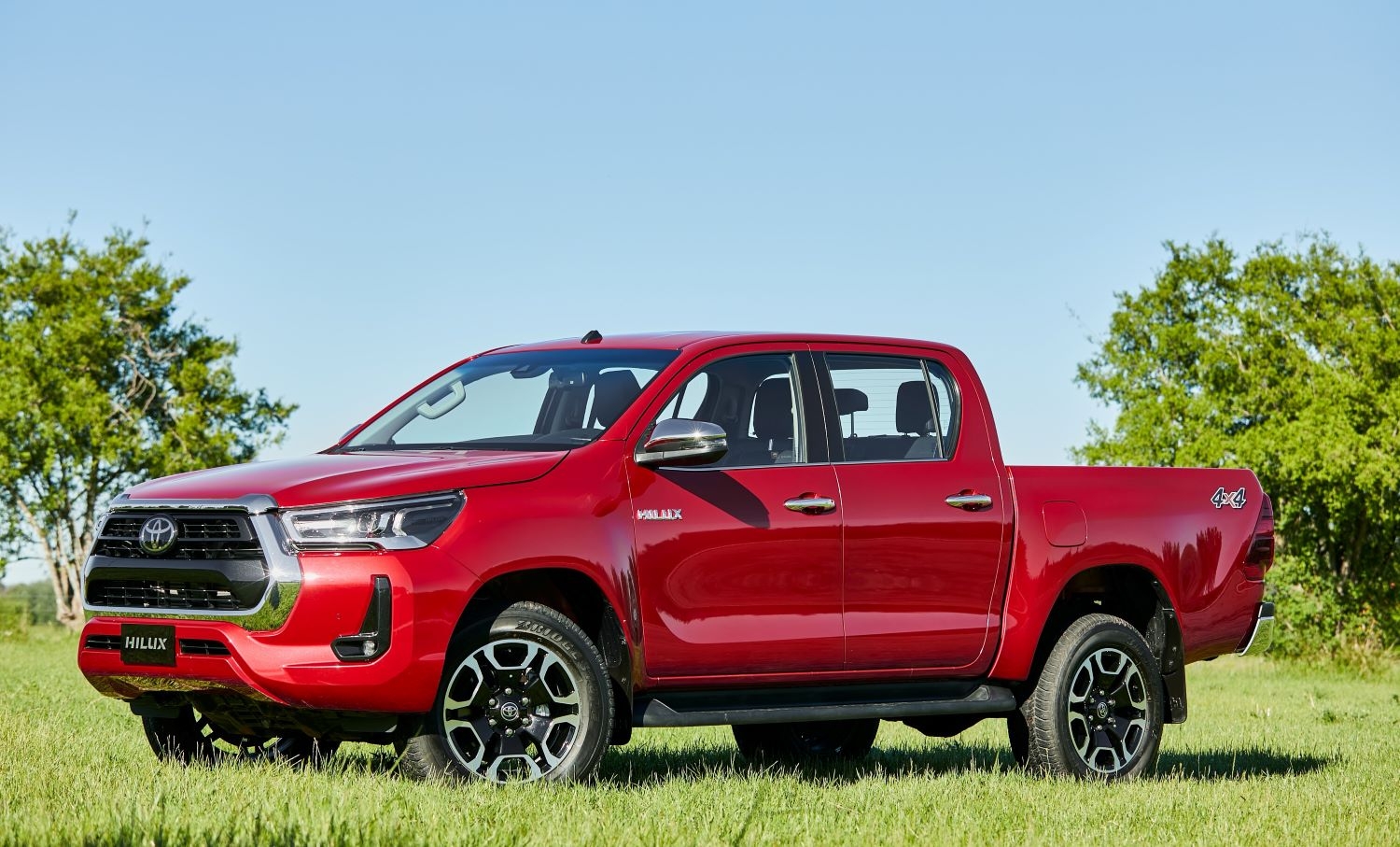 Toyota Hilux 2021 muda visual, ganha novas tecnologias e motor mais potente