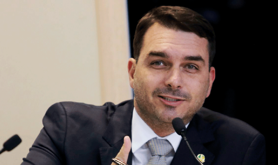 Flávio Bolsonaro pagou R$ 87 mil em dinheiro por salas, diz jornal