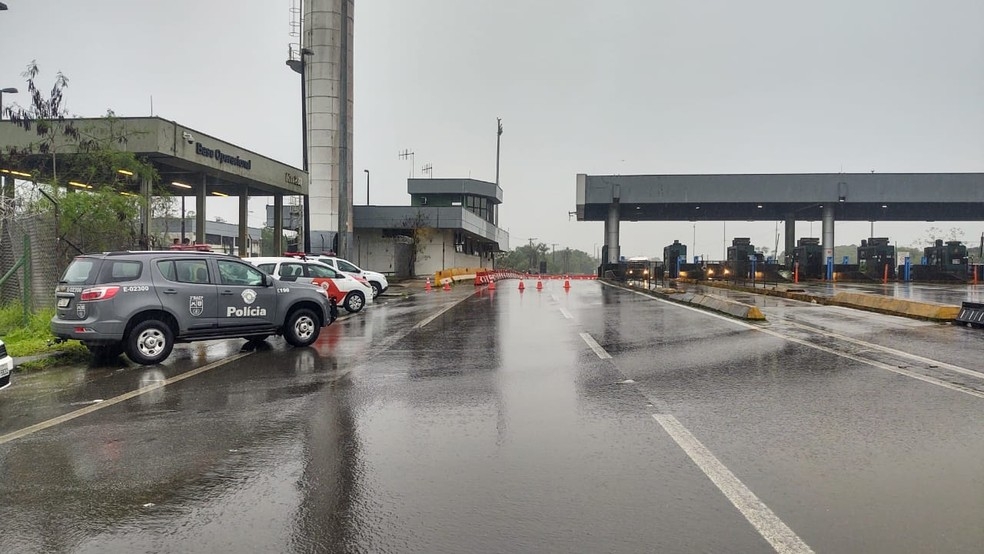 Homens armados com fuzis bloqueiam rodovia e roubam praça de pedágio