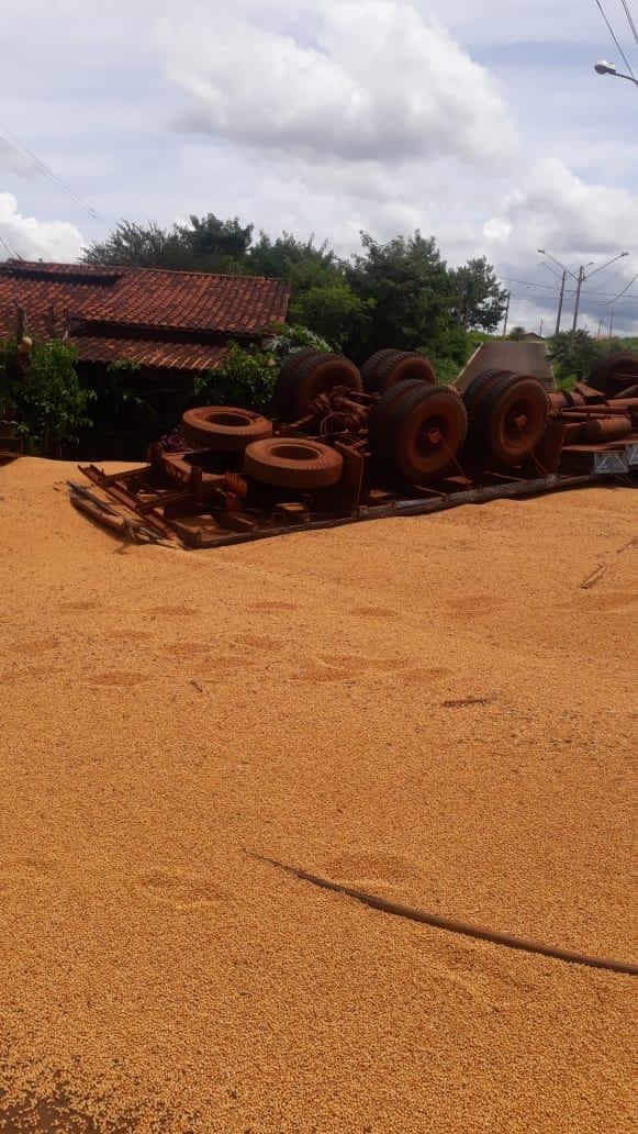 Motorista morre após carreta tombar em Santa Helena de Goiás