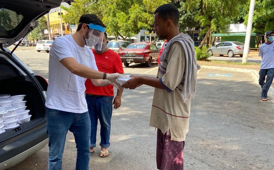 Igreja São Nicolau distribui marmitas nestes tempos de pandemia