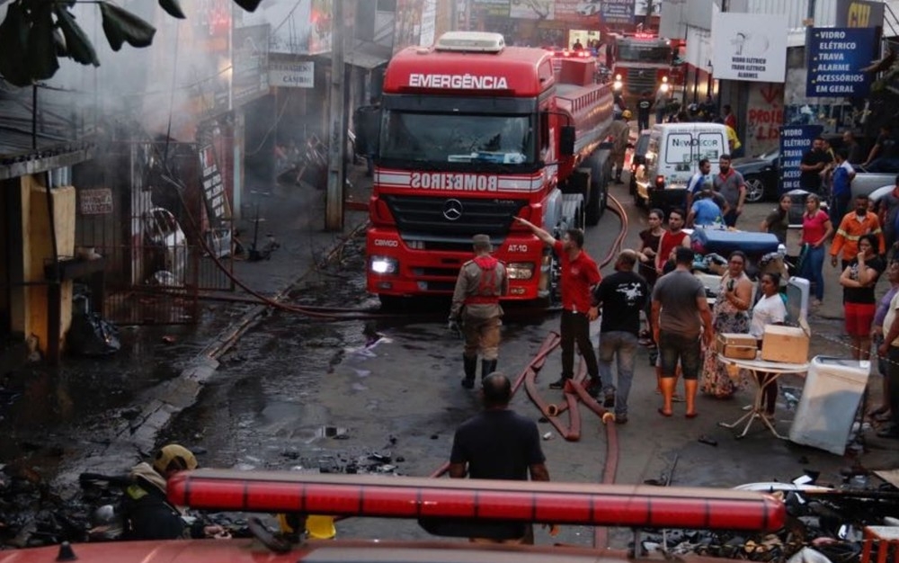 Incêndio atinge quatro lojas na Vila Canaã em Goiânia